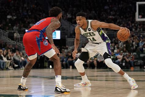 Bucks vs. Pistons odds, line: 2022 NBA picks, Oct. 31 predictions from .